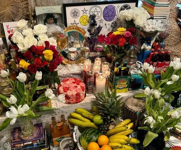 Ofrendas y elementos rituales sobre altar